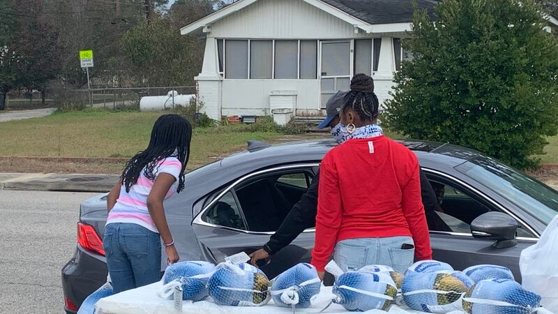 NFL player provides 100 Thanksgiving meals in Lake View